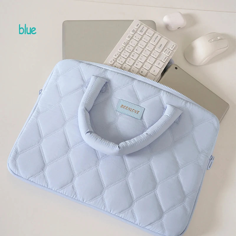 The Soft and Stylish Quilted Laptop Bag Is a Gentle Choice for Commuters. Multi-Colored, Gentle Macaron Tones, Combining Both Aesthetics and Texture, with a Portable Design That Is Convenient and Easy to Carry, and Internal L