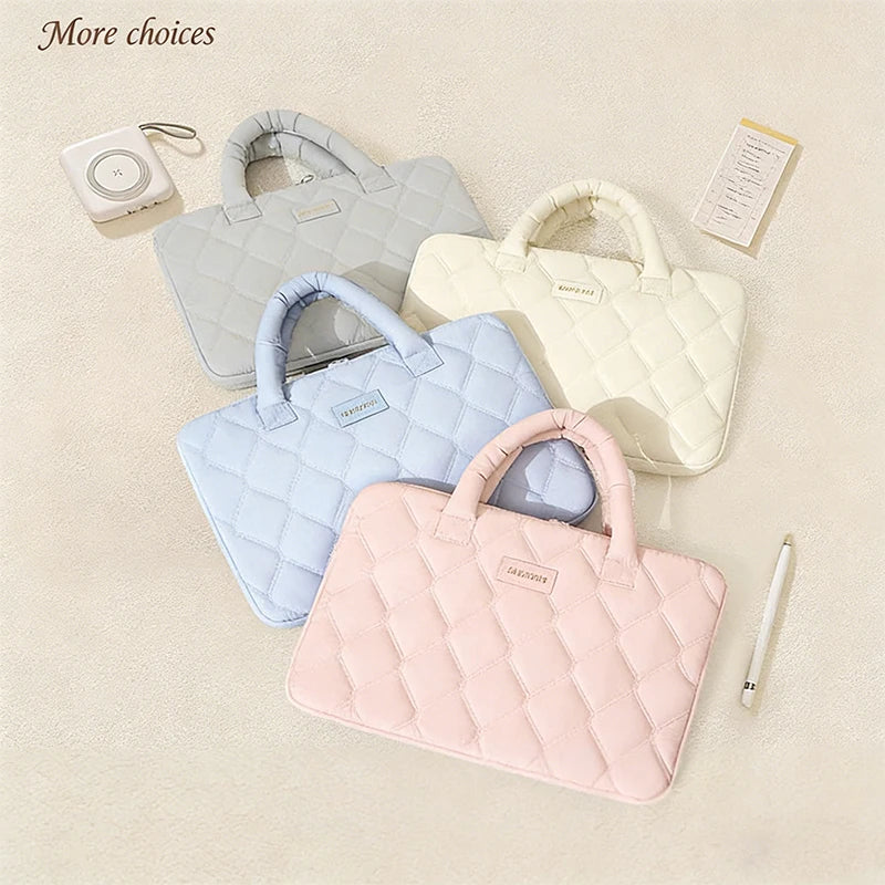 The Soft and Stylish Quilted Laptop Bag Is a Gentle Choice for Commuters. Multi-Colored, Gentle Macaron Tones, Combining Both Aesthetics and Texture, with a Portable Design That Is Convenient and Easy to Carry, and Internal L