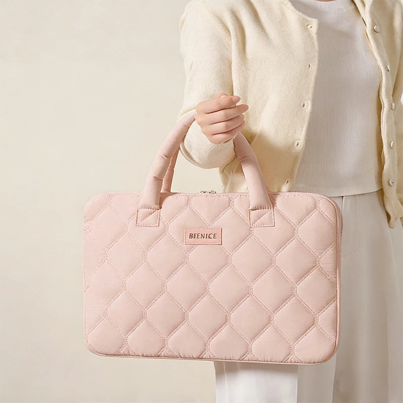 The Soft and Stylish Quilted Laptop Bag Is a Gentle Choice for Commuters. Multi-Colored, Gentle Macaron Tones, Combining Both Aesthetics and Texture, with a Portable Design That Is Convenient and Easy to Carry, and Internal L